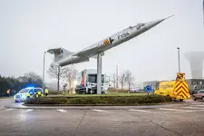 de-vrachtwagen-botste-tegen-de-starfighter-op-de-rotonde-in-peer.webp